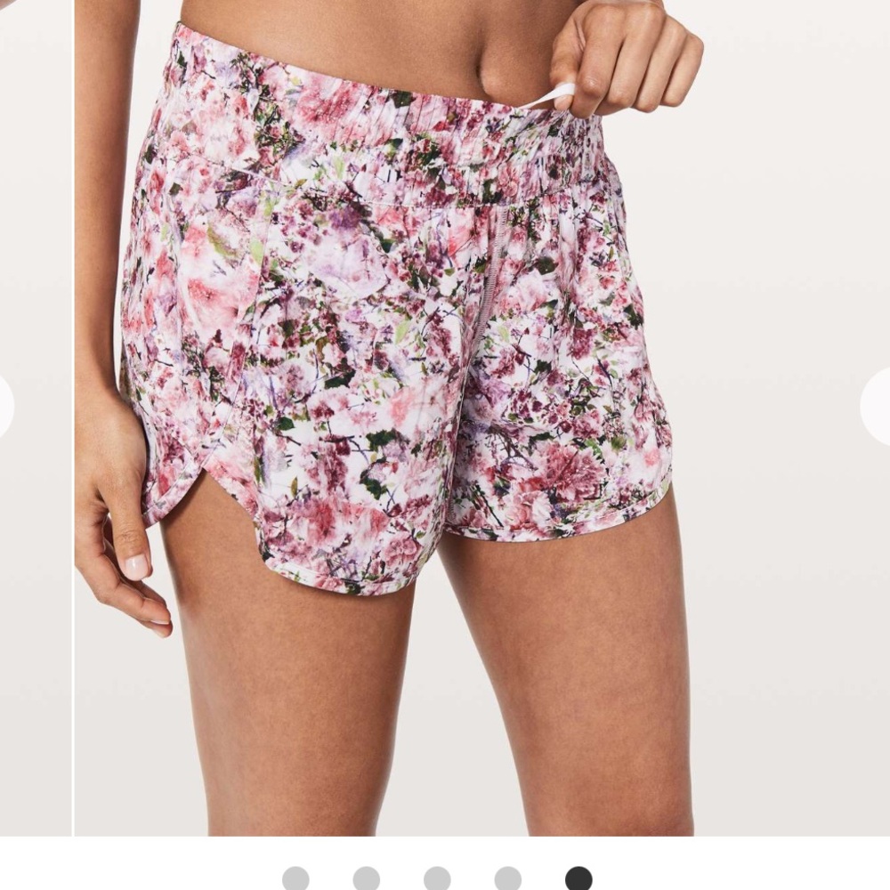 Lululemon Tracker V Shorts, Flawless Condition, size 6, Blossom Spritz